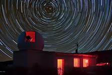 Sternstrichspuren über der Elsterland-Sternwarte beim 11. HTT